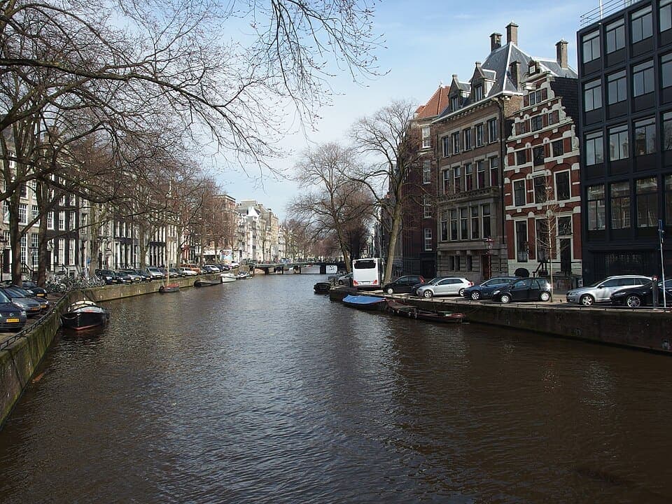 Sentarse al borde del canal