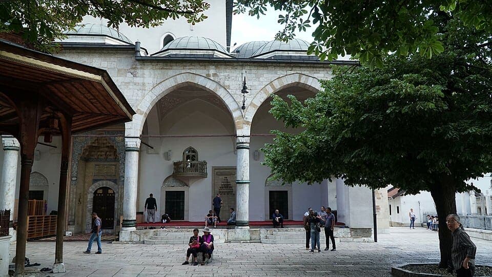 Dört ibadethane, bir yürüyüş